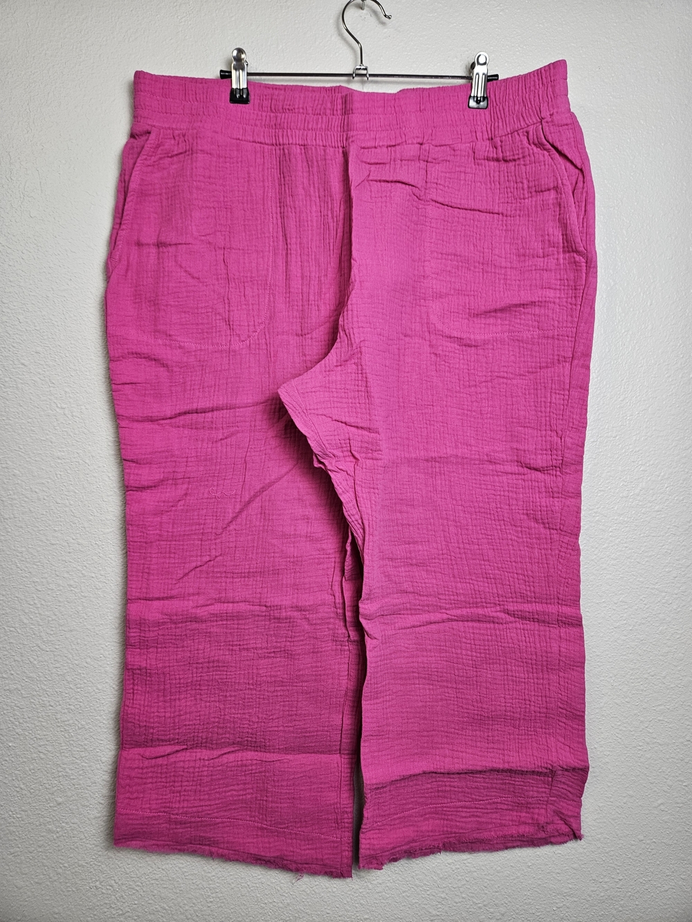 Belle by Kim Gravel Fuchsia Textured Capris Size L